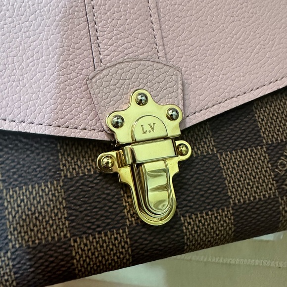 Authentic LOUIS VUITTON
Damier Ebene Clapton Wallet Magnolia - Picture 3 of 7